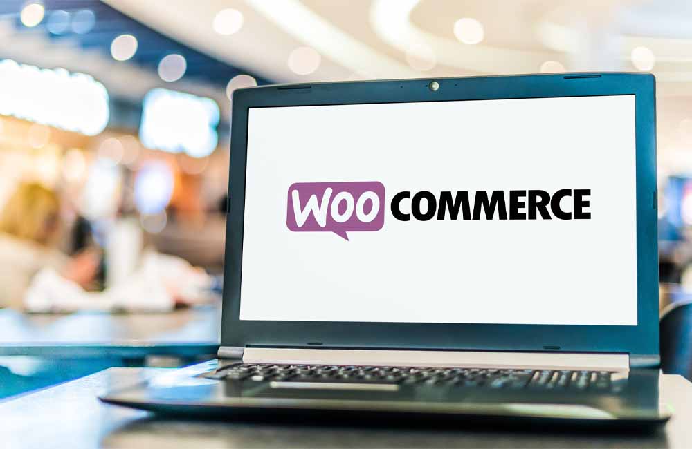 ラップトップ画面に表示されているWooCommerceの文字